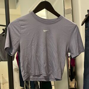 Nike crop top/ slim fit